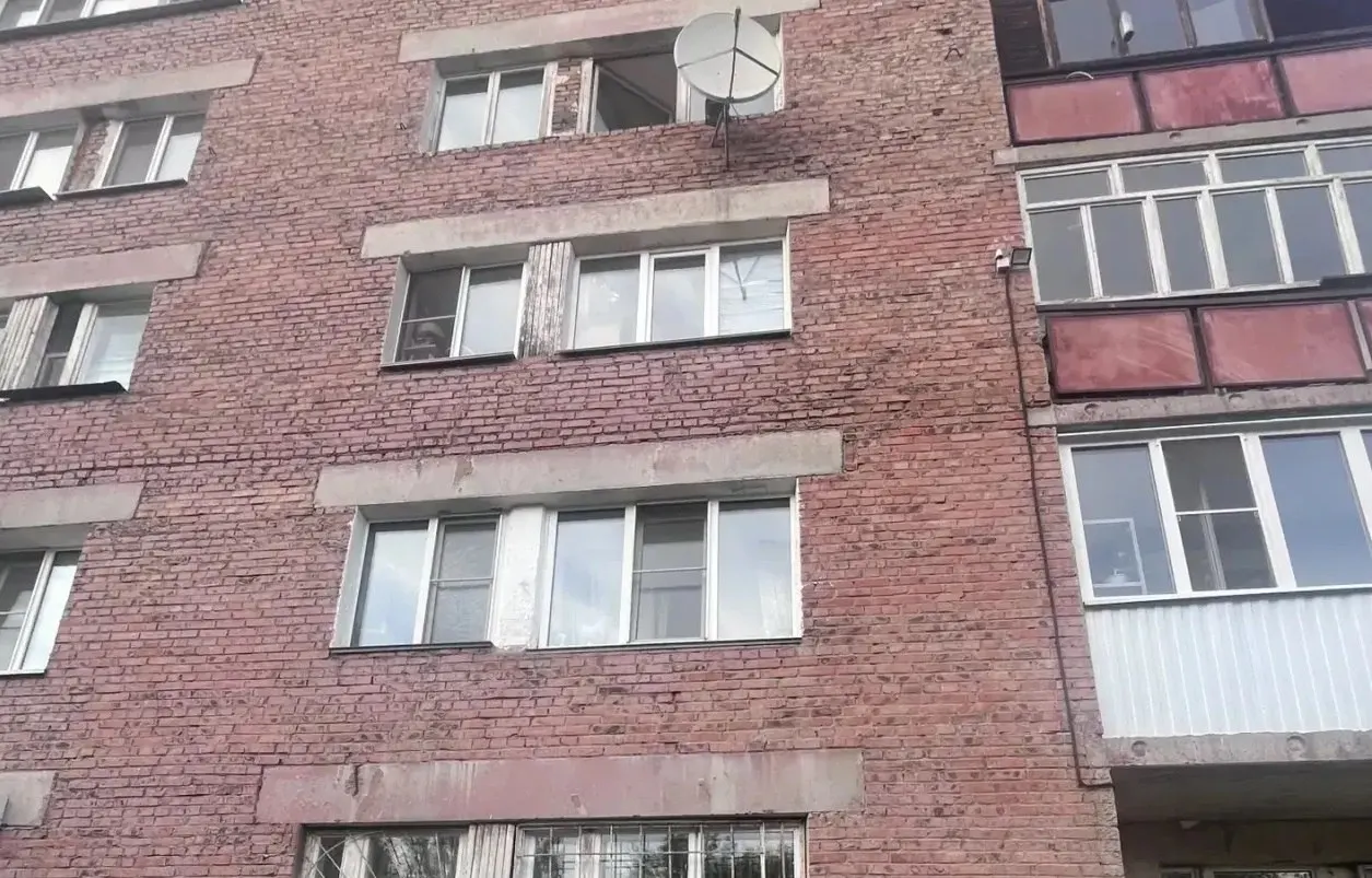 По данным полиции, 3-летний мальчик выпал из открытого окна во время приготовления ужина матерью. Ребёнок госпитализирован и получает помощь врачей.