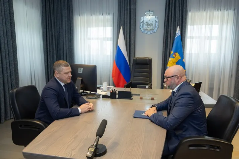 Станислав Стармолотов, ранее руководивший Псковавтодором и занимавший должность в Минтрансе Псковской области, временно возглавит город до назначения нового руководителя. Ёлкин перешёл на должность спикера Законодательного собрания.