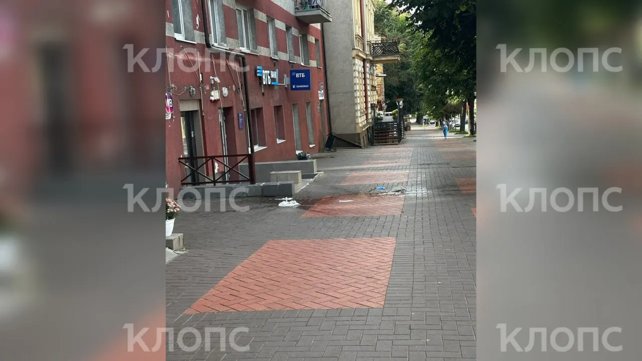 Жители сообщают о случаях падения пакетов с водой с верхних этажей на тротуары, создавая угрозу для прохожих. Полиция приняла заявления, эксперты оценивают возможную ответственность.