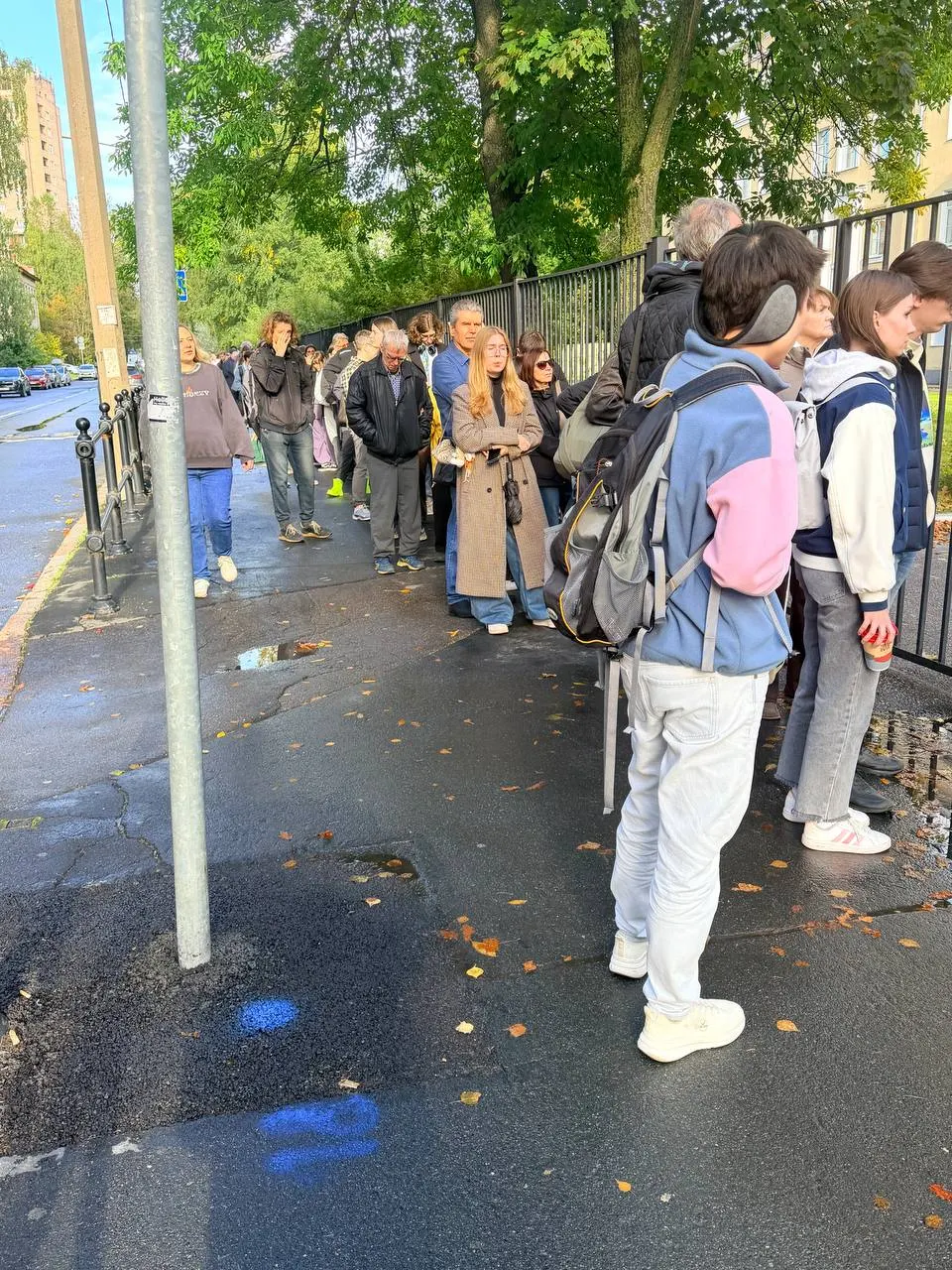 Во время воскресного голосования часть избирателей в городе не смогла успеть проголосовать на участках из‑за очередей и ограниченного числа кабинок, особенно в школах и жилых комплексах.