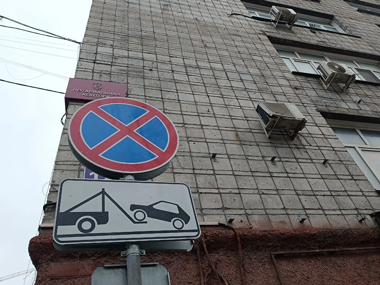 Монтаж системы начался; к ноябрю завершат установки, после чего пройдут тестирования. Планируется создание около 3 800 мест на 47 улицах центра.