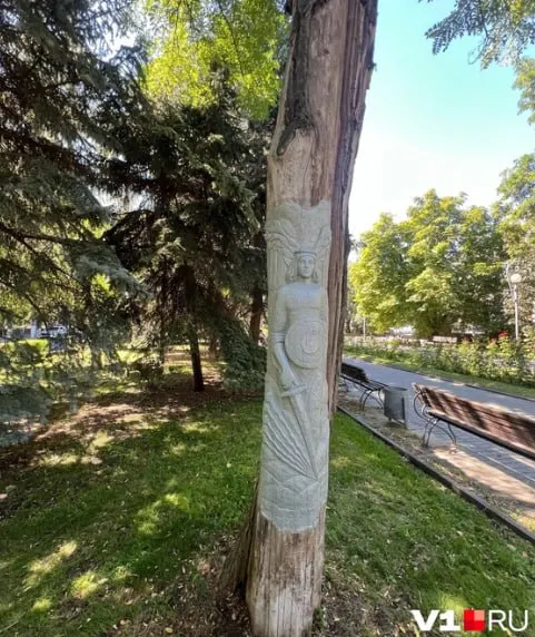 В центре города появился вырезанный образ архангела Михаила на стволе дерева. Горожане по-разному оценивают творение: одни называют его достопримечательностью, другие задаются вопросами о согласовании проекта.