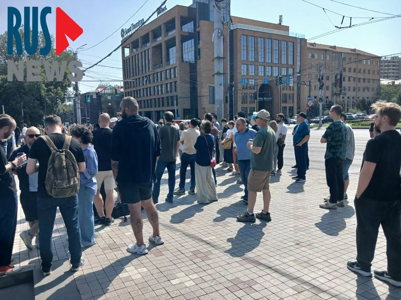 Очередь у дипмиссии в Ереване на голосование продолжает расти: к полудню к участку подошли свыше тысячи избирателей, рядом проходит митинг.