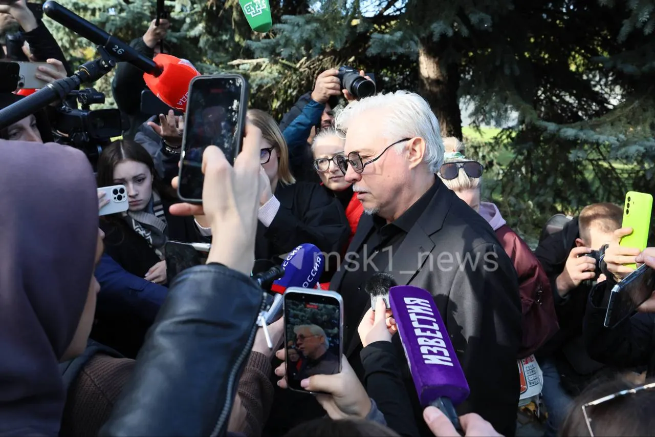 Родные, друзья и поклонники собрались на траурной церемонии; ранее стало известно о кончине критика после падения в Якутии.