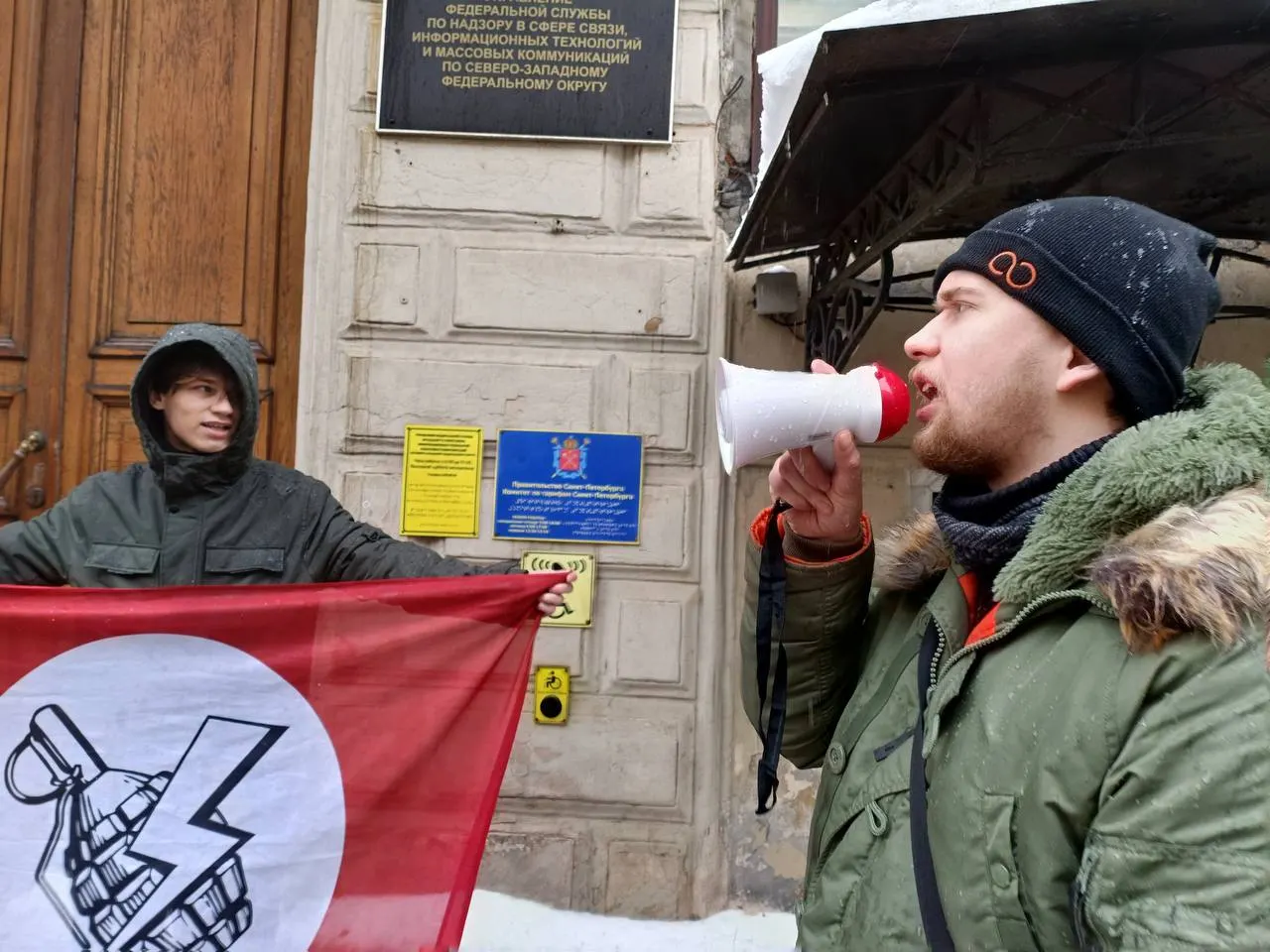 Суд вынес штраф за несогласованную акцию у офиса Роскомнадзора; защита намерена обжаловать решение.