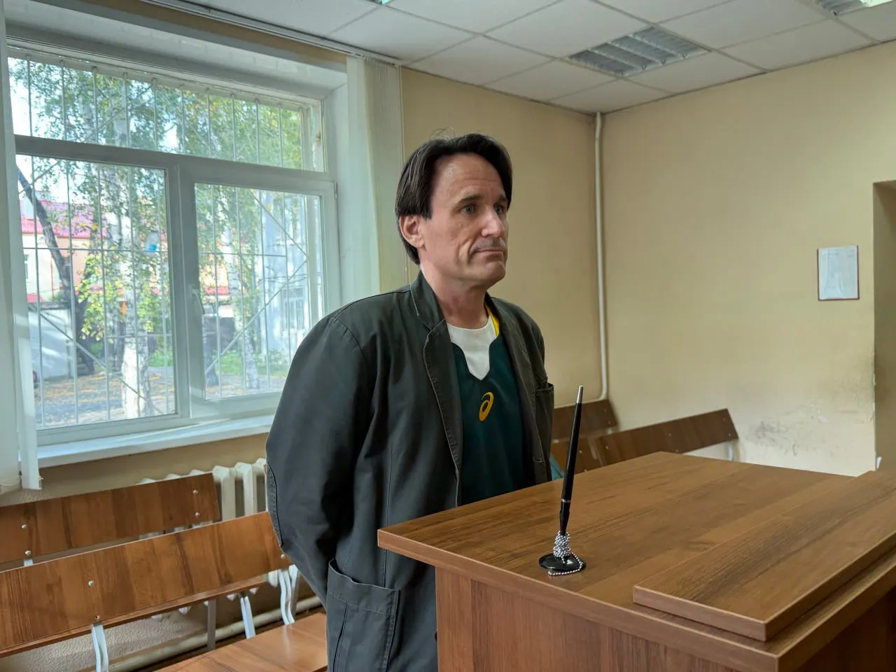 Заседание по делу Александра Куделькина прошло в Ленинском суде Екатеринбурга. Ему вынесли постановление за демонстрацию экстремистской символики и назначили административный арест.