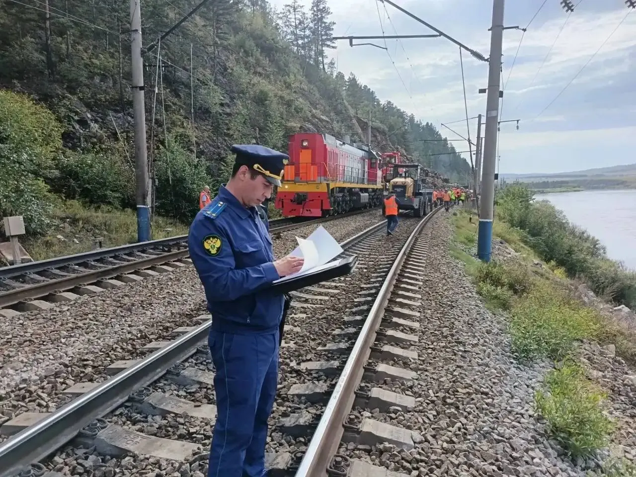 После обвала скального массива на перегоне Кручина — Новая прокуратура проводит проверку; пострадавших нет, движение поездов временно приостановлено, причины инцидента устанавливаются.