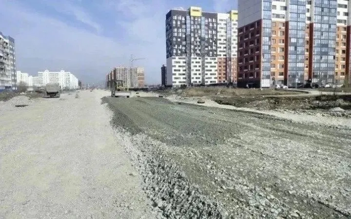 Сообщается о запланированном технологическом перерыве на строительстве и порядке перехода к второму этапу; точные сроки пока не названы.