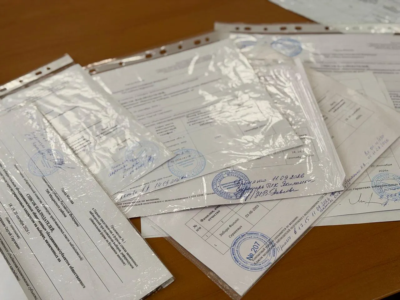 Окружные избирательные комиссии Москвы отказались допустить около 100 наблюдателей от кандидата в депутаты Госдумы на выборы. Комиссии заявили об ошибках в списках и невозможности повторной подачи.