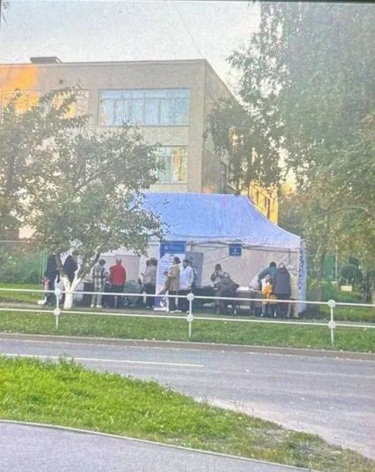 Сообщается, что в Новоюжном районе возле школы появились два мобильных пункта проекта. Автобусы заняли тротуар перед входом, сотрудники общались с голосующими.