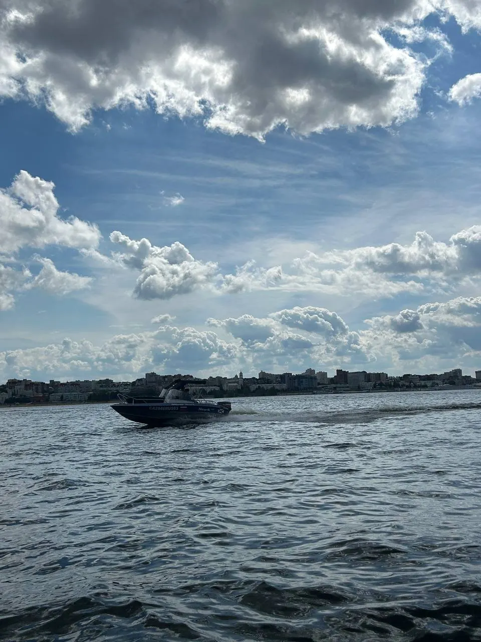 Спасатели сняли дежурство на пляжах; купание разрешено, но вода уже холодная.