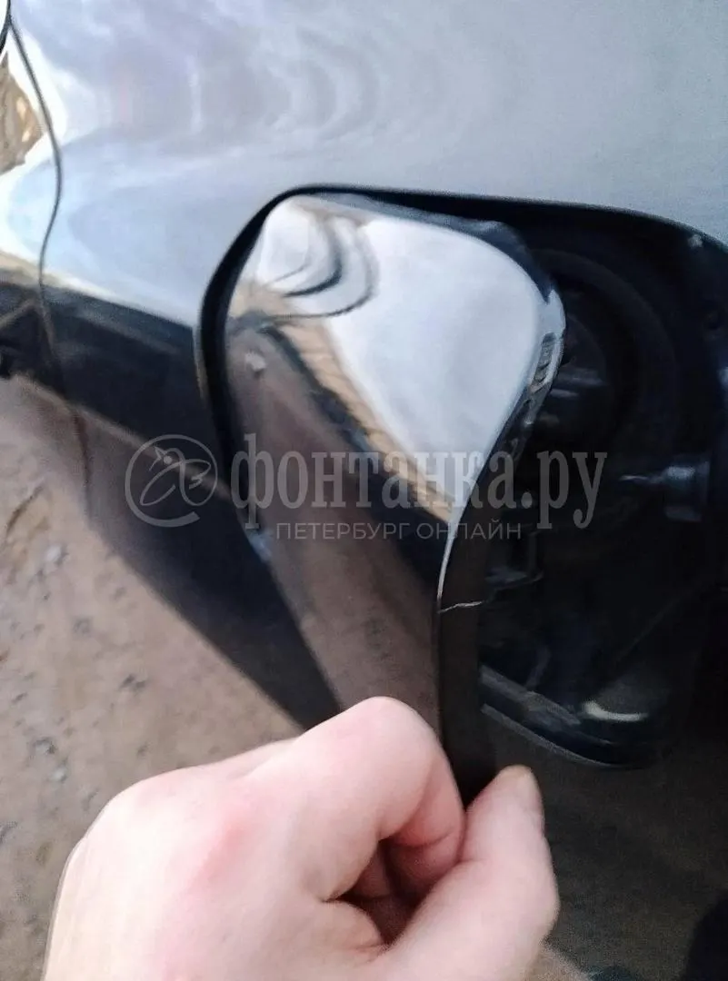 Петербуржец сообщил об попытке слить бензин из своей Toyota на парковке жилого комплекса; лючок был открыт, рядом видна свежая царапина. Пока неизвестно, касались ли подобные попытки других автомобилей.