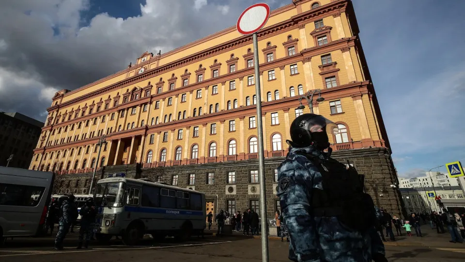Краткий обзор возможностей и ограничений системы слежки, её влияния на правовую среду и роль крупных игроков в отрасли.