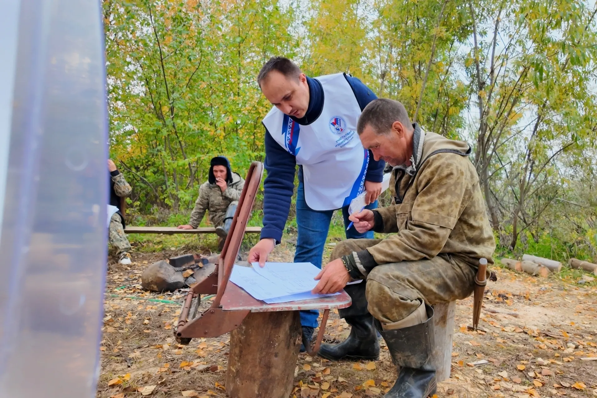 Во время досрочного голосования граждане выбирают неочевидные места для участия: на пеньках, в телегах, на капотах автомобилей и вокруг домов.