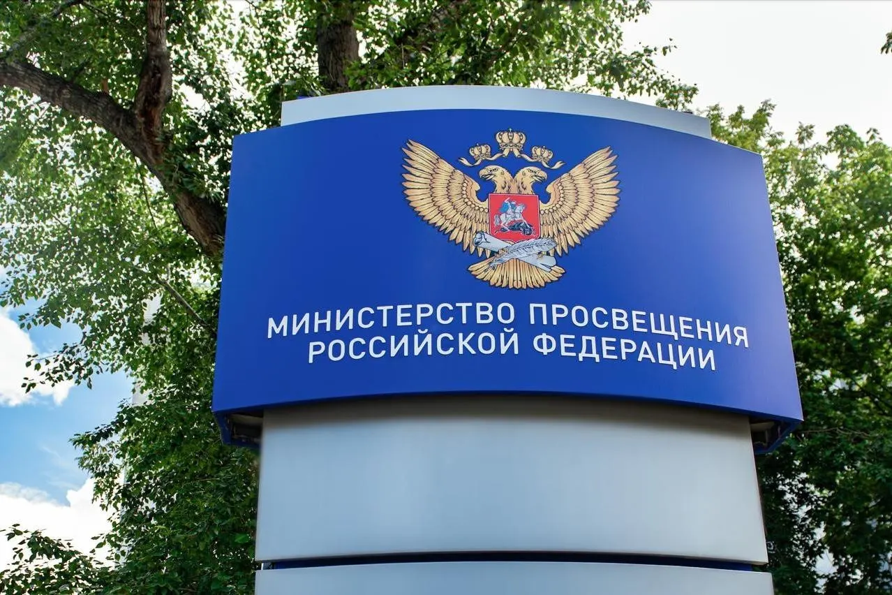 Ведомство разрабатывает три законопроекта и порядок выдачи удостоверения; форумы к Дню учителя прошли с участием президента, срок на утверждение — шесть месяцев.