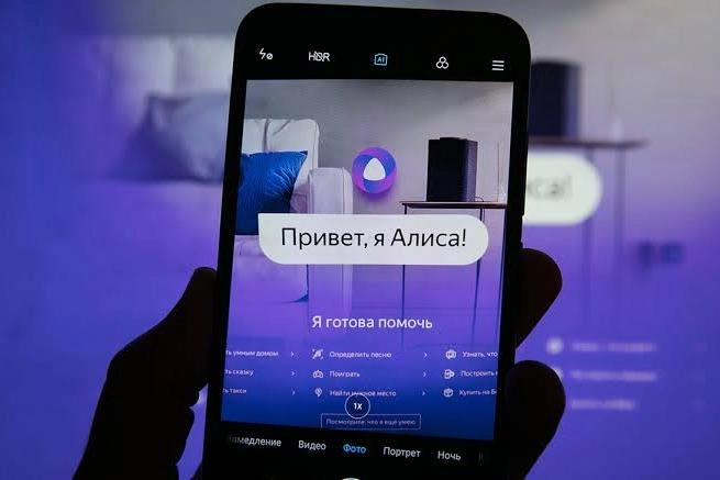 Власти рассматривают возможность предоставить отечественному ИИ‑помощнику доступ к банковским приложениям и другим данным пользователей; эксперты предупреждают о рисках безопасности и слежки.
