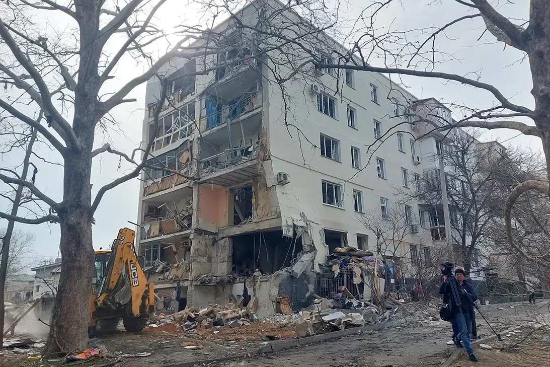 Предложено перенаправить средства фонда капитального ремонта на восстановление домов после атак беспилотников; обсуждают юридическую правомерность и влияние на существующие планы капремонта.