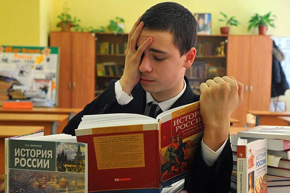 Методические рекомендации для учителей подчеркивают необходимость углубленного знакомства с Конституцией, устройством власти и событиями СВО в рамках ЕГЭ.