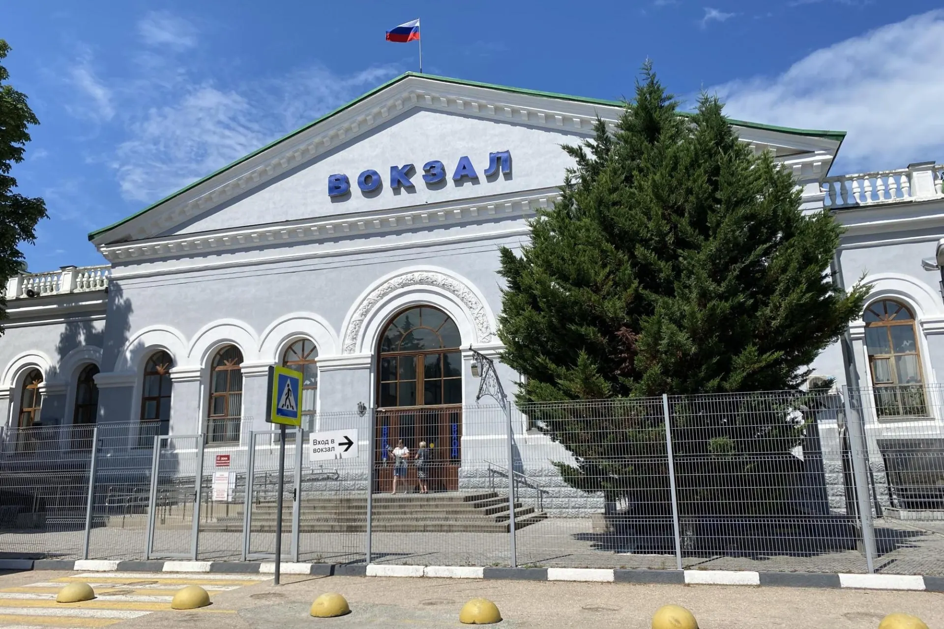 Госучреждение объясняет кассовый разрыв и массовые отмены бронирований; возвраты затягиваются на месяцы, возможно до конца 2026 года, часть клиентов предложено перенести поездки на 2027 год.