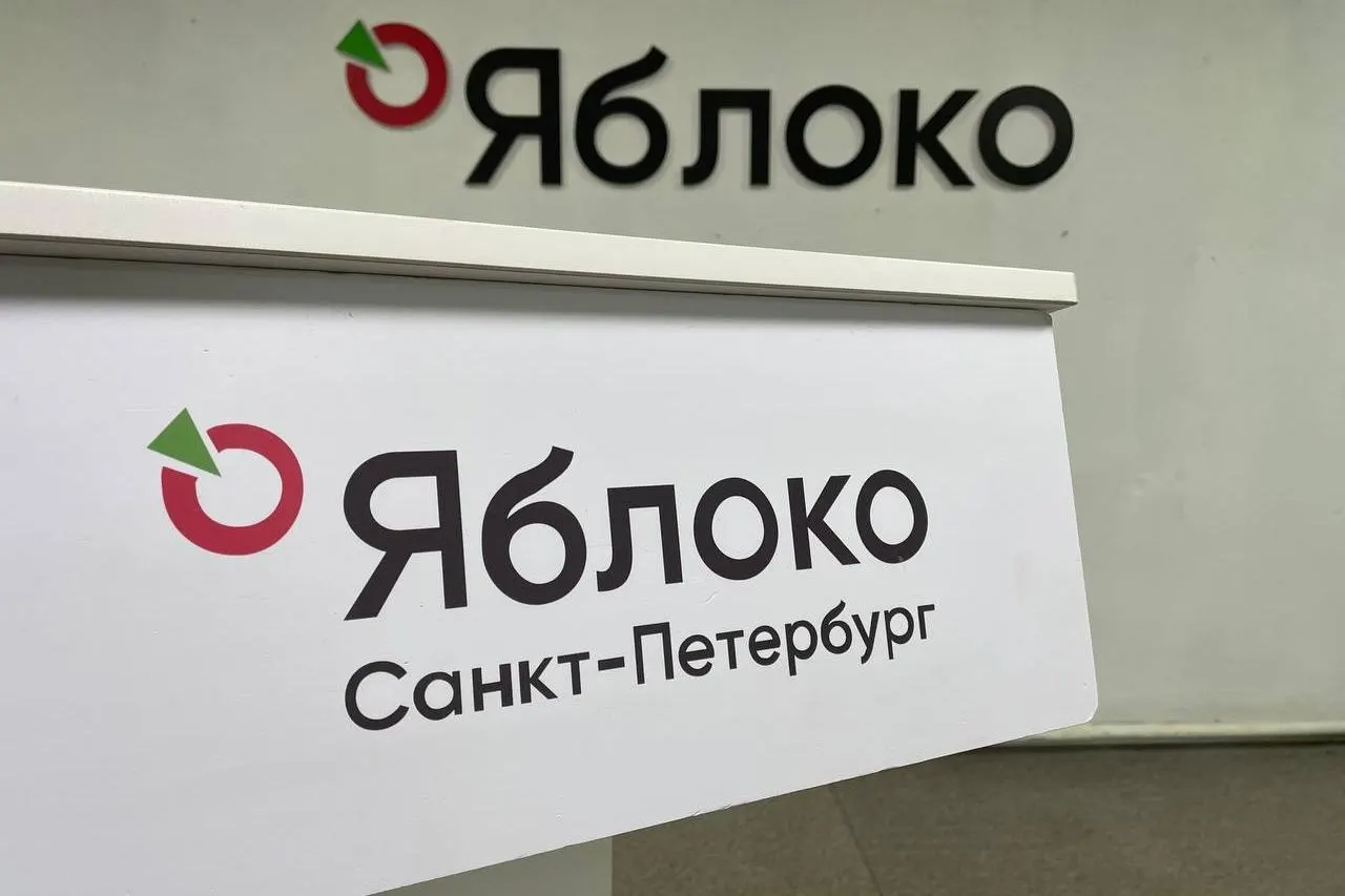 По данным наблюдателей, на трех участках Петербурга кандидаты от партии Яблока не набрали голосов; ситуация требует разбирательства.
