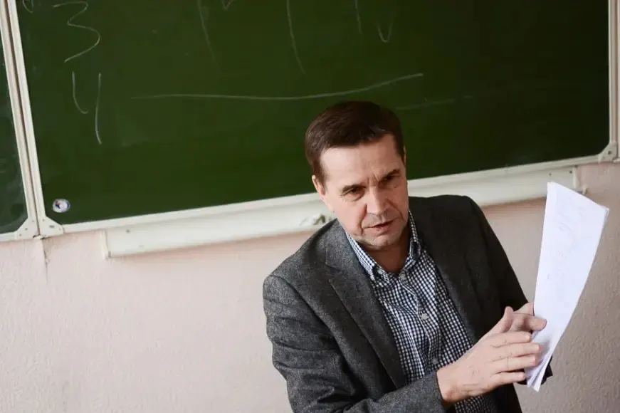 Философ из Республики Коми получил семь лет по обвинению в государственной измене. Он планировал онлайн‑университет финно‑угорской культуры и образовательный центр для коренных народов России, что оказалось причиной разбирательств на фоне войны в Украине.