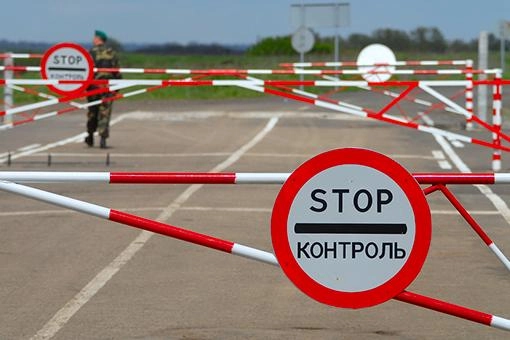 В соцсетях распространяются копии приказов о запрете выезда для мужчин призывного возраста; в Краснодарском крае упоминаются якобы подписи региональных лидеров. Официально документы назвали фейком.