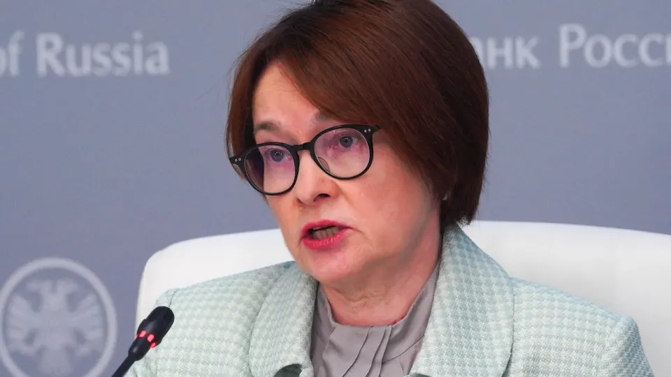Центробанк опубликовал рискованный сценарий: прогноз снижения ВВП на 3–4% в 2027 году и 1,5–2,5% в 2028-м, инфляция может достичь 11–13%, усиливается санкционное давление; ожидаются значительные потери экспорта и рост расходов.