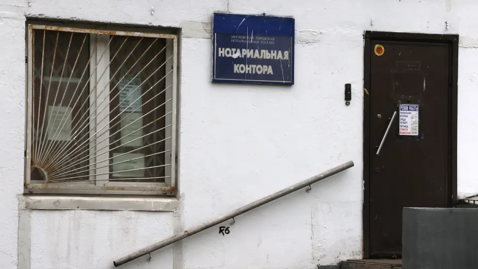 Правозащитники сообщают, что нотариусы требуют справку о призыве и выписки из реестра, что препятствует оформлению доверенностей для представления интересов призывников в военкоматах.