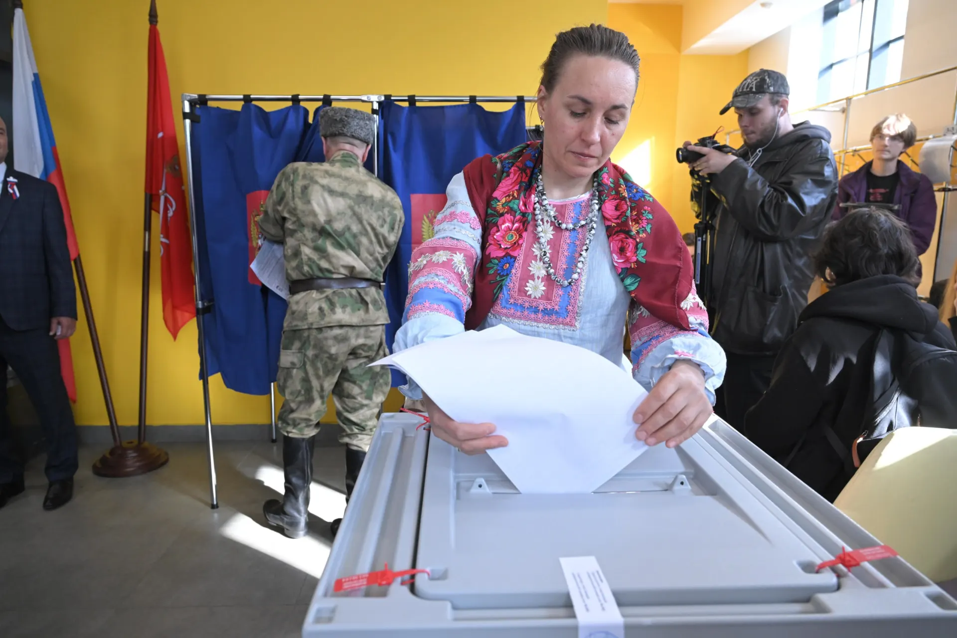 К 18:00 по стране явка составила 21,58%, регионы фиксируют перебои на участках и различные ситуации вокруг голосования.