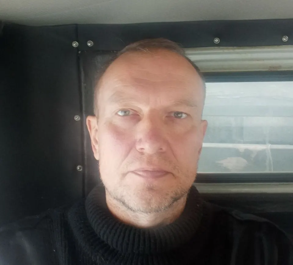 Бывшему инспектору заповедника предъявлены обвинения по статьям о причастности к террористической организации и оправдании терроризма; расследование продолжается.