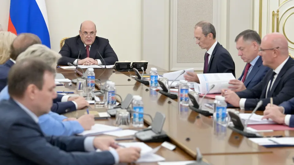 Обсуждаются меры по защите критической инфраструктуры и возможность временного госуправления активами ряда компаний в условиях угроз беспилотников.