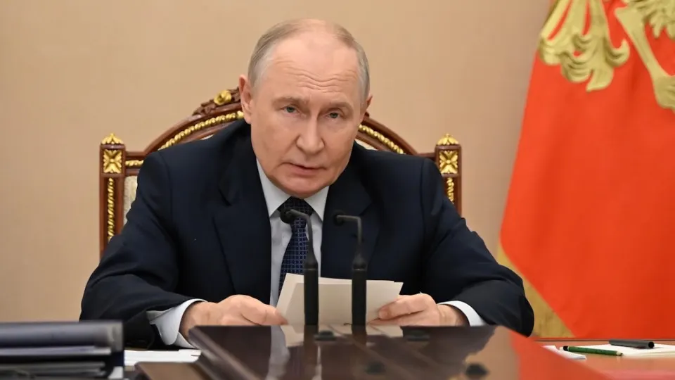Правящая партия сохранила конституционное большинство в Госдуме; обсуждаются вопросы явки и влияние кампании на результаты.