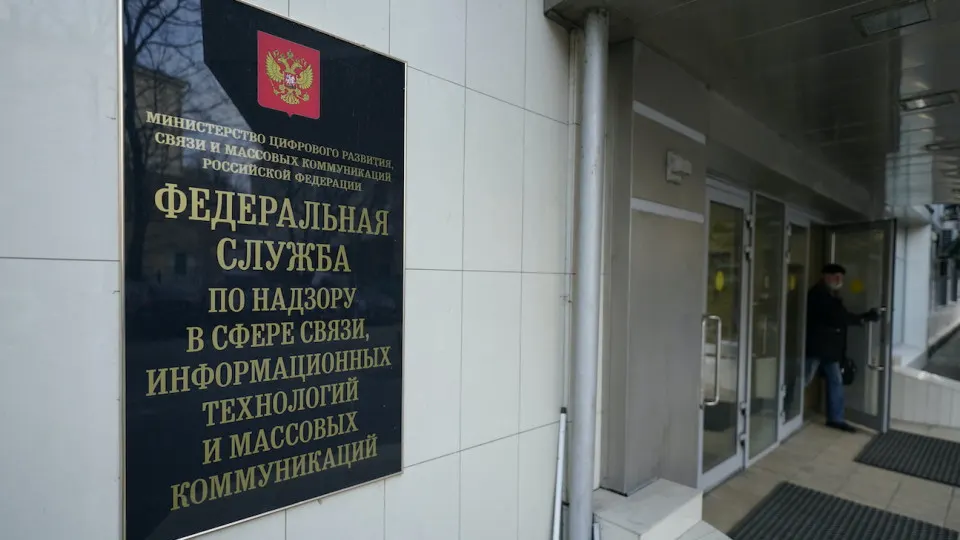 Пользователи из нескольких регионов сообщили о проблемах с доступом к ChatGPT: сайт и приложение недоступны, вход в аккаунт затруднен. Причины, по словам экспертов, связаны с инфраструктурой сервисов, а Россия не входит в список поддерживаемых OpenAI регионов.