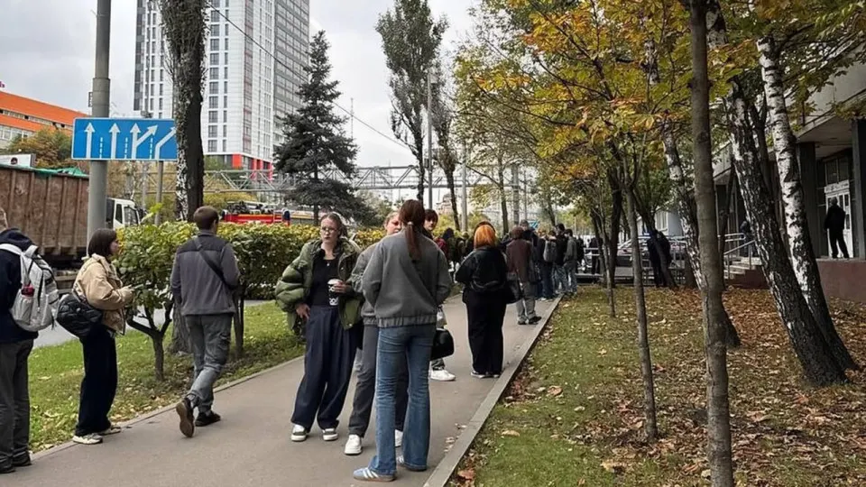 В столице прошла волна эвакуаций в нескольких вузах и общежитиях из‑за ложной угрозы; позднее сообщили, что это были учения и проверки.