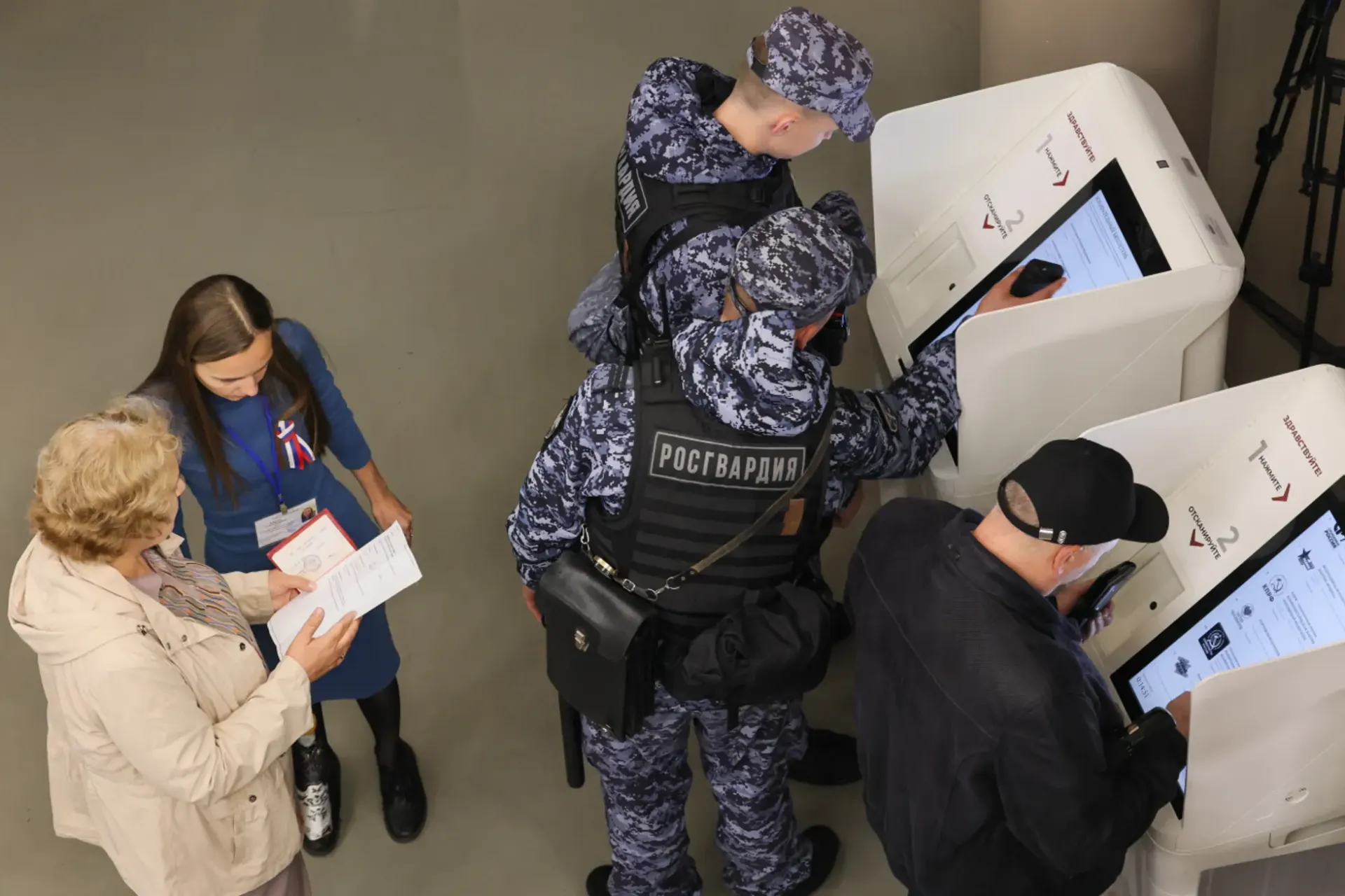 В новый состав Госдумы вошла победившая партия в 349 местах; распределение по фракциям и участие депутатов — участники боевых действий на Украине.