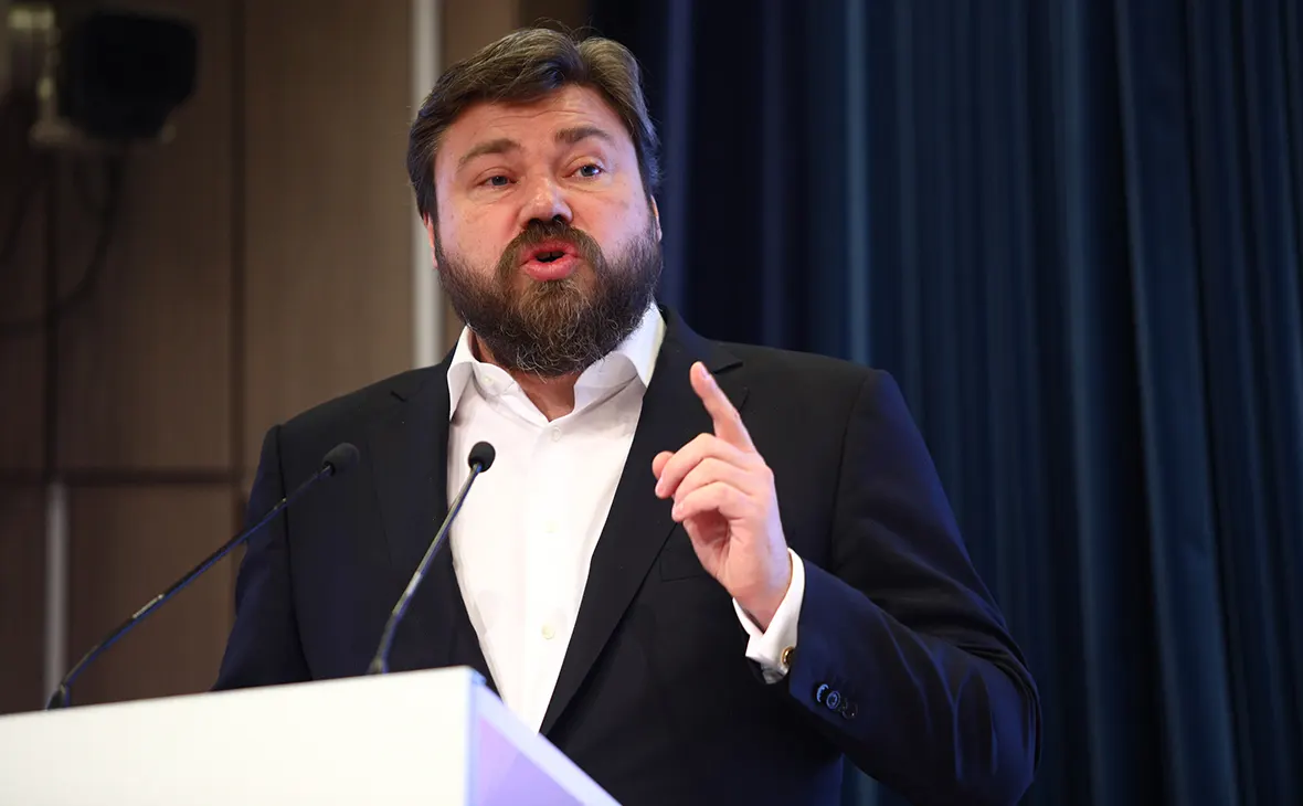 По его словам, американские власти конфисковали у него 10 млн долларов, часть из которых якобы передана Украине; он утверждает, что деньги вложены в США до введения санкций.