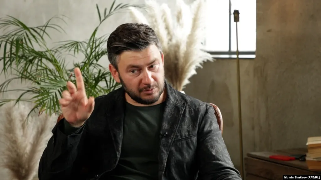 Роман стал точкой притяжения для разных взглядов: одни видят в нем тревожное зеркало общества, другие — обвиняют в циничном подходе к персонажам и к конфликту на фоне войны.