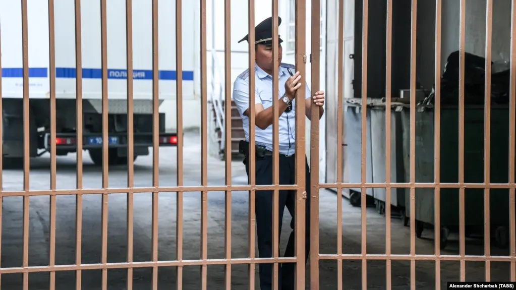 Суд Чертановский район Москвы вынес наказание за публикации в соцсетях, связанные с темой войны и армейской тематики, оставленные под чужим постом в 2023 году.