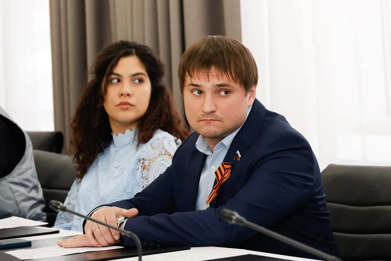 Конфликт интересов и близкие семейные связи привели к досрочному уходу главы города; выяснилось, что его сын является бизнесменом и депутатом.