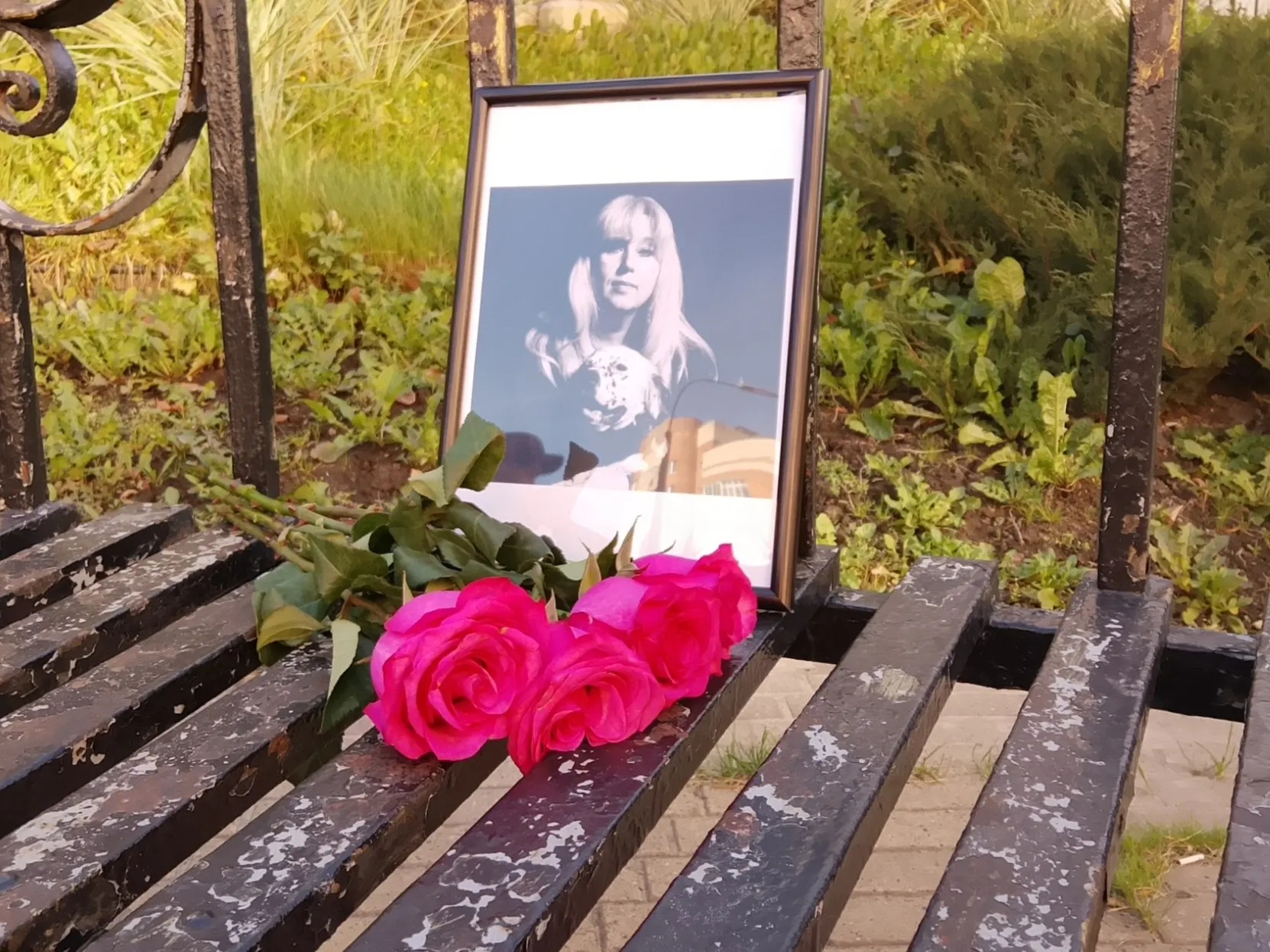 У мемориала вновь дежурит полиция в день памяти Ирины Славиной; зафиксирована кража предметов памяти.
