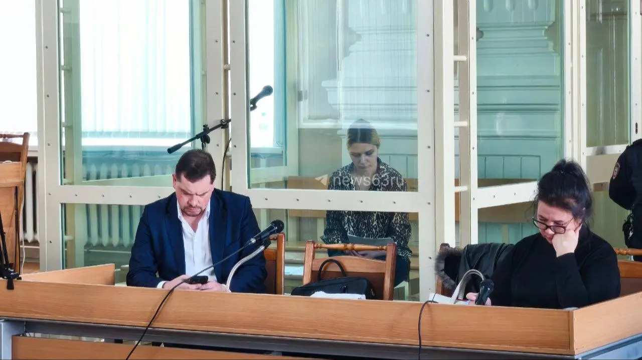 Потерпевшая заявила о возможном насилии; на слушании обсуждают следы на одежде и связь с предполагаемым соучастником.