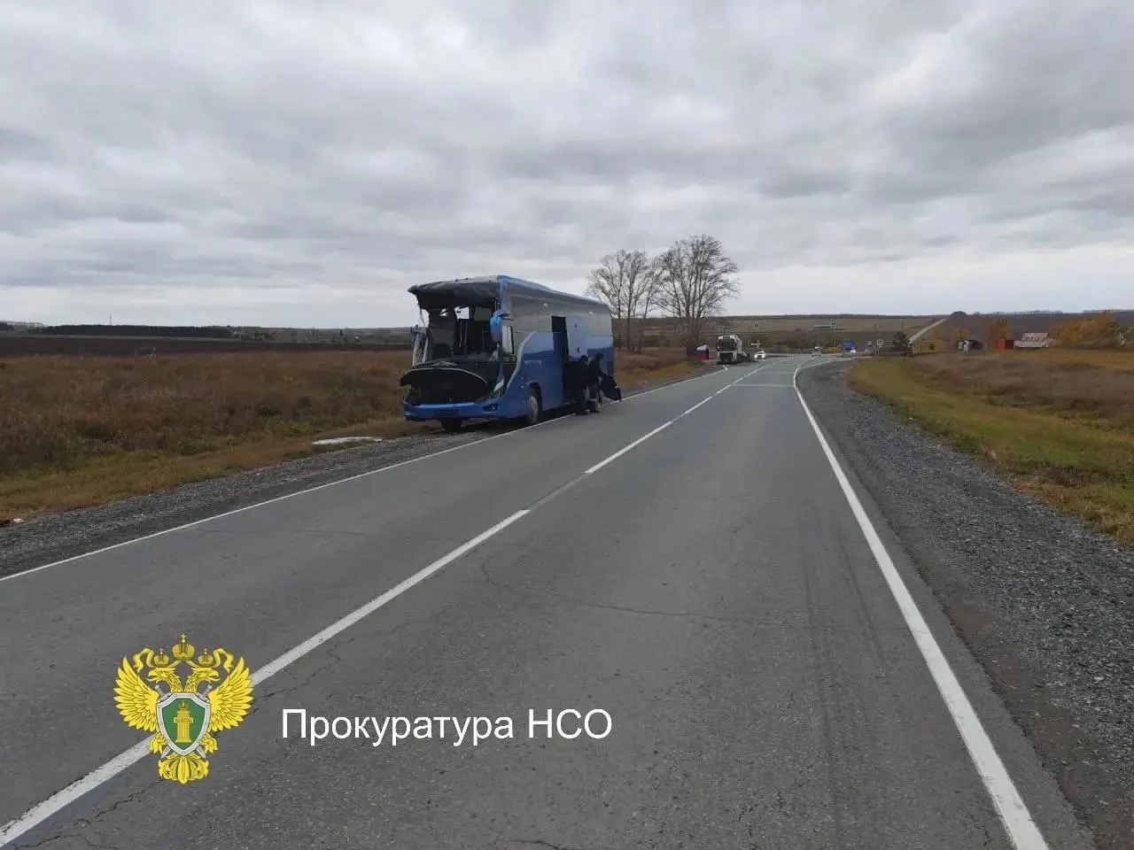 25-летний учитель физкультуры погиб в результате столкновения рейсового автобуса и грузовика под Новосибирском; еще один пассажир госпитализирован.