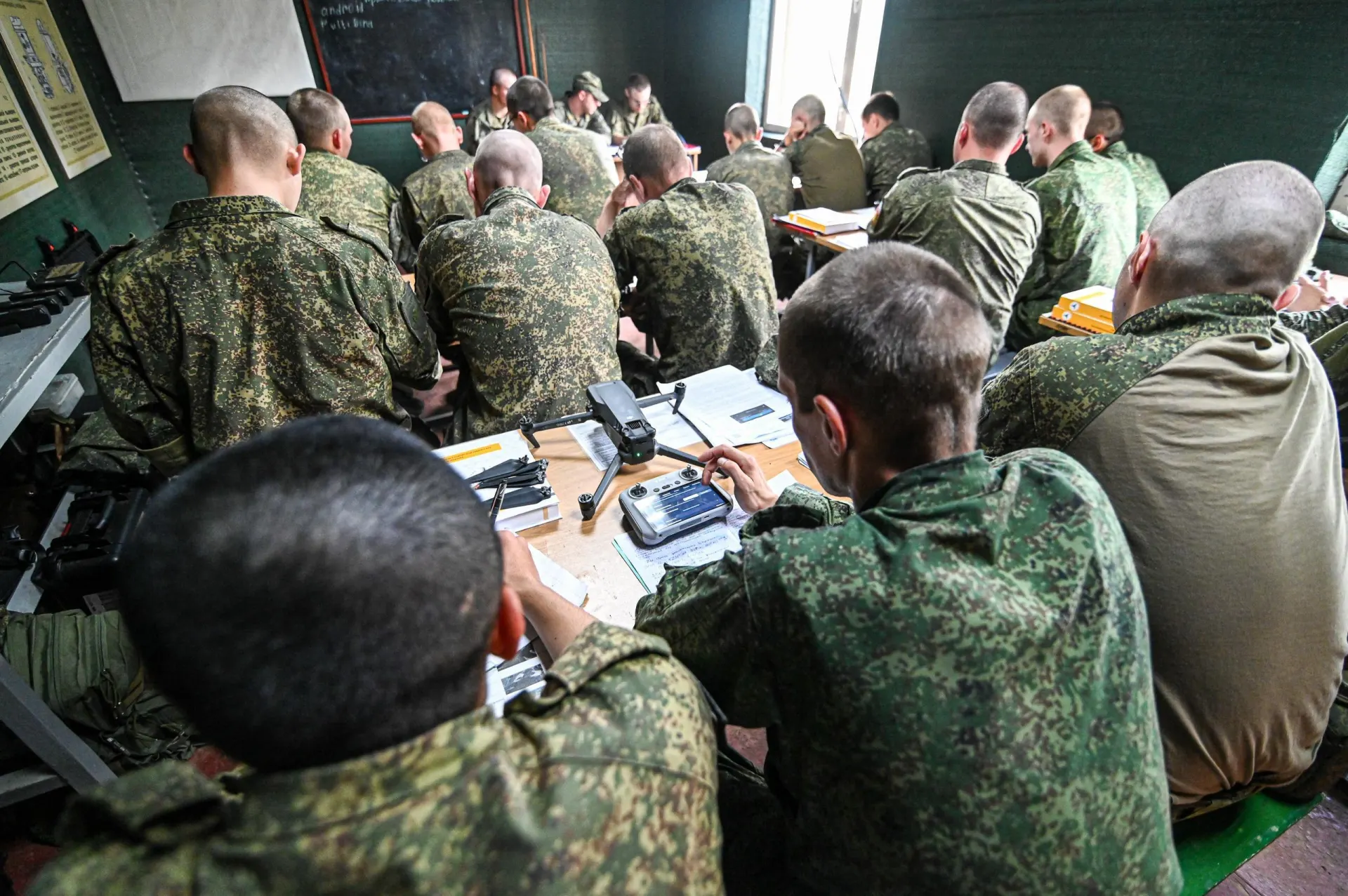 В осенний призыв регион направит 700 призывников; повестки выдаются через единый реестр воинского учета.