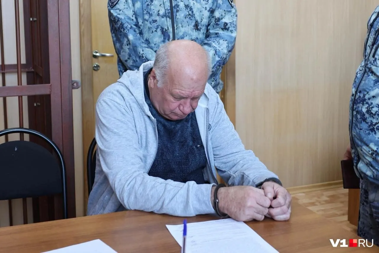 Чиновник администрации Тракторозаводского района Волгограда получил 3,5 года колонии строгого режима за регулярные выплаты от директоров управляющих компаний и сокрытие их нарушений.