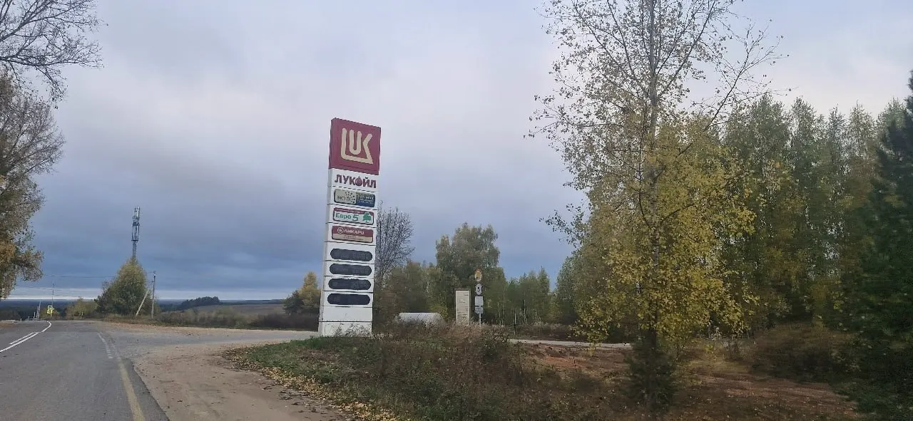 На единственной АЗС района отсутствуют бензин и дизель, ситуация с поставками вызывает вопросы; власти объявили о новых правилах отпускa топлива.