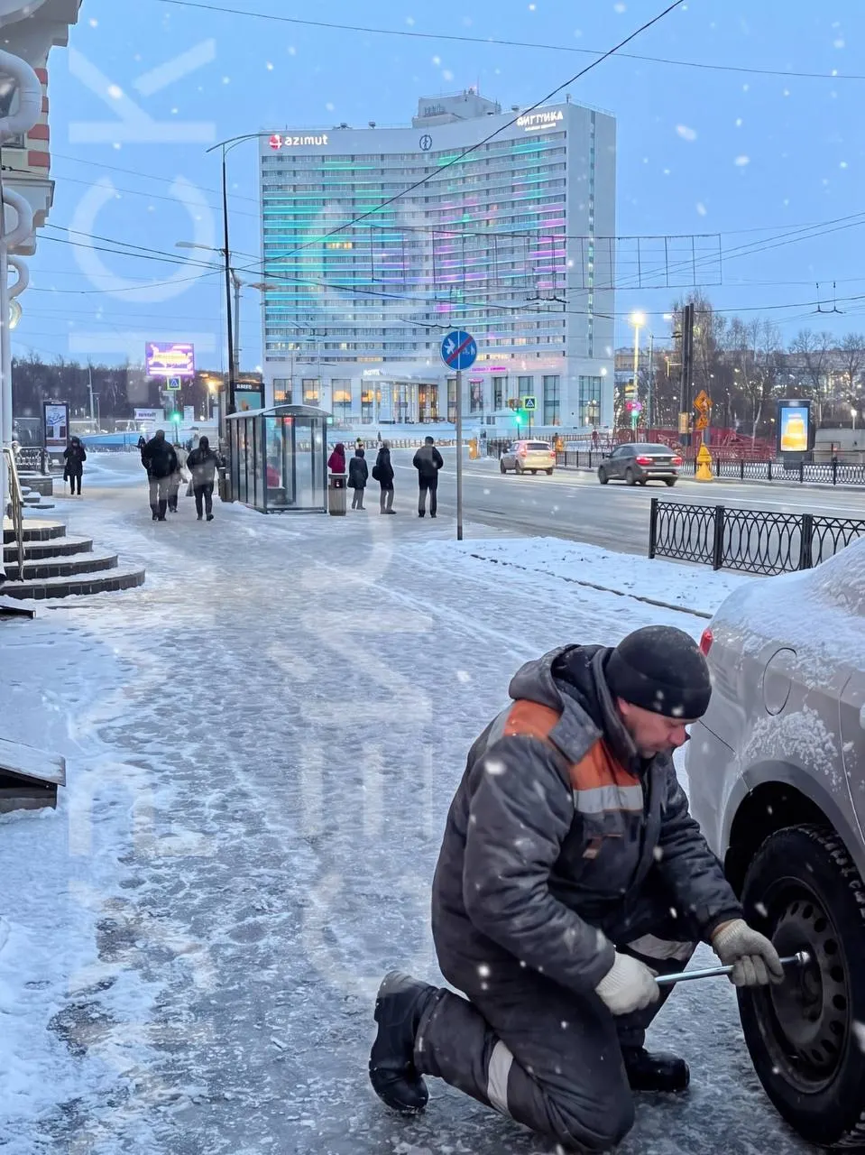 Автовладельцы Мурманска спешат записаться на шиномонтаж из-за прогнозов похолодания, мокрого снега и ночных заморозков.