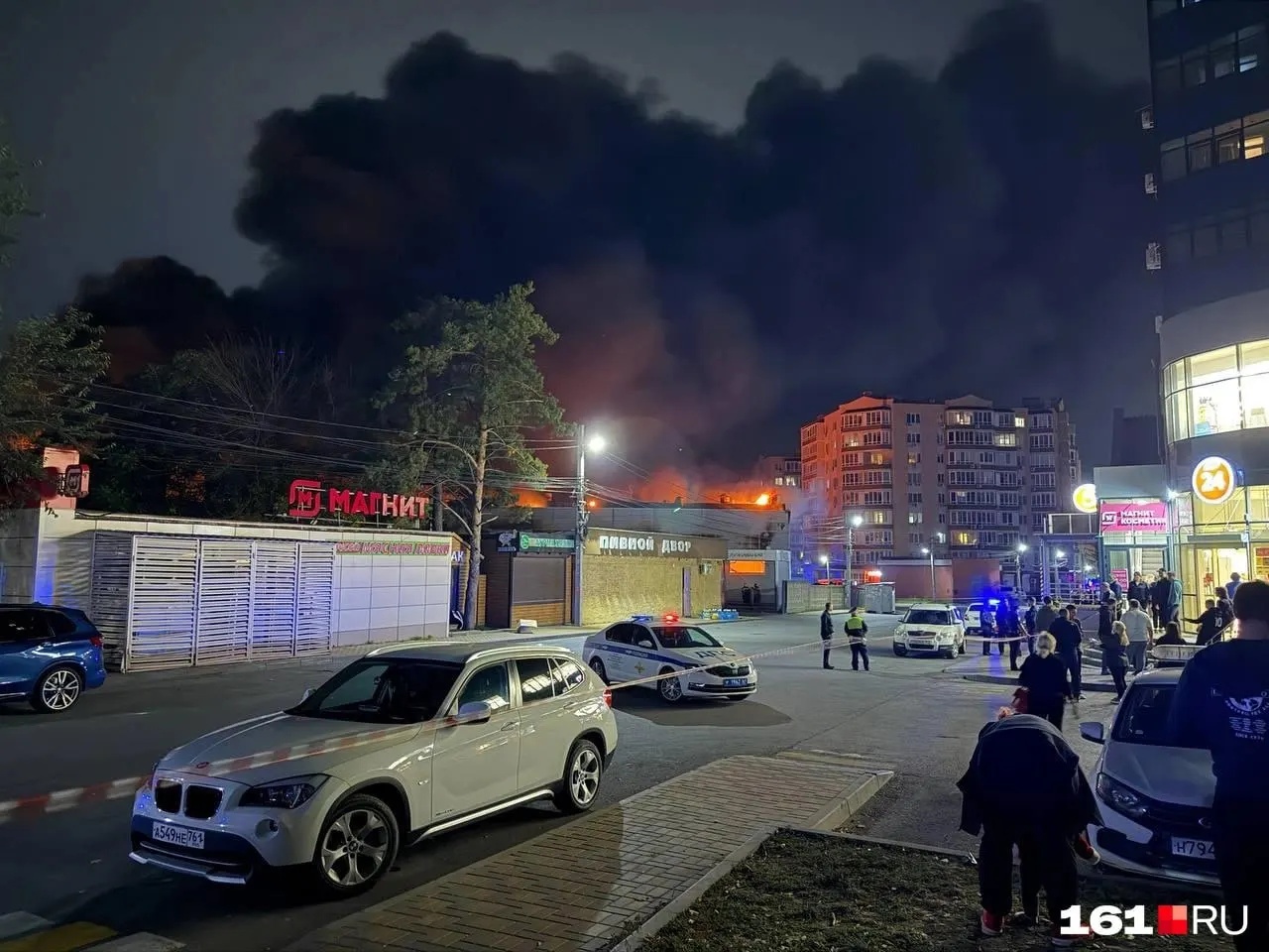 На фоне порывов ветра местные жители оценивают ситуацию: эвакуации нет, газ вернули жильцам.