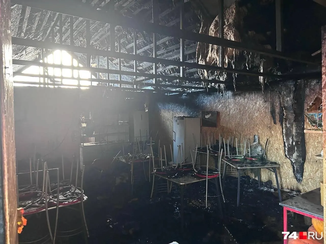 Пожар повредил помещение столовой, где бесплатно кормили нуждающихся; пострадавших нет. Для восстановления необходим сбор средств на сумму около 2,5 млн рублей, еду будут раздавать на улице до возвращения в новое место.