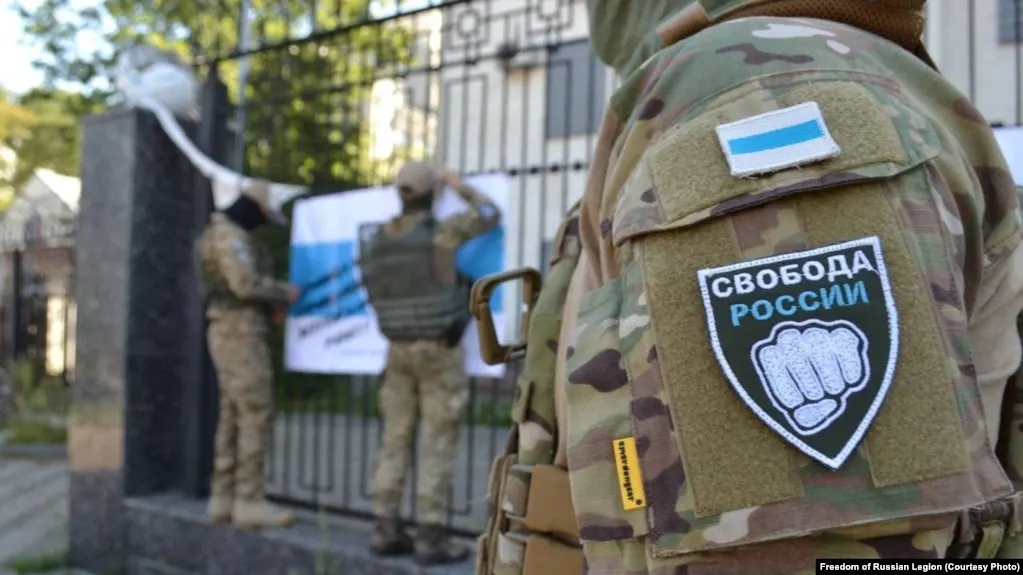 Заочное производство по делу о терроризме: обвиняемый проживает за пределами России; следствие считает, что он участвовал в запрещённой организации и публиковал призывы к террористической деятельности.