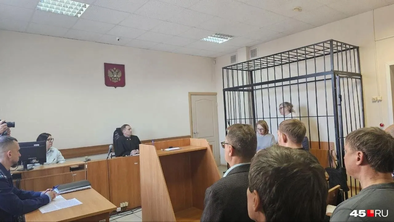 На заседании обсудили продление меры пресечения: одна сестра остаётся под домашним арестом, другая — в СИЗО.